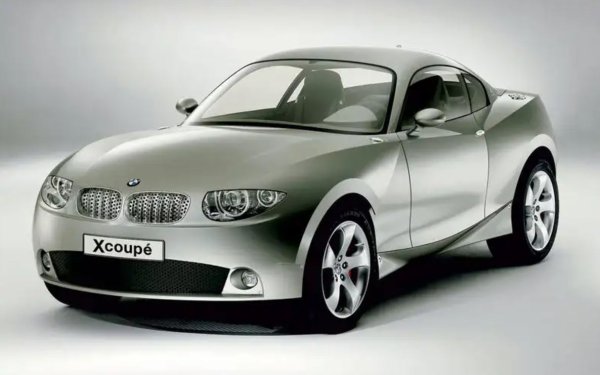 BMW получава много удари в началото на века благодарение на шефа на дизайна Крис Бенгъл и неговите радикални идеи относно стила. Един от най-очевидните е &bdquo;пламъчната повърхност&ldquo;, която разчита на трикове със светлината по страните на автомобила.
X Coup&eacute; също включва въртящи се фарове, насочени от GPS и 3,0-литров дизелов двигател &ndash; форма на задвижване, почти нечувана за спортно купе. Противоречиви или не, темите на Бенгъл със сигурност са влиятелни и го превръщат в един от най-известните автомобилни дизайнери в света.
